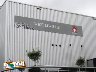 Lange gevelreclame platen uit meerdere delen